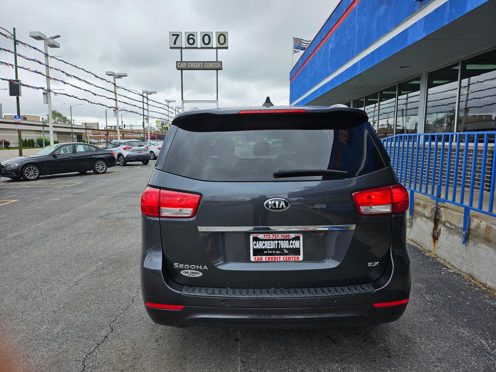2016 GRAY Kia Sedona EX (KNDMC5C19G6) with an 3.3L V6 DOHC 24V engine, 6-Speed Automatic transmission, located at 7600 S Western Ave., Chicago, IL, 60620, (773) 918-3980, 0.000000, 0.000000 - Photo #3
